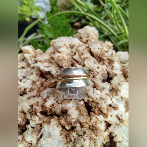 Hammered Sterling Silver ring with Gold and Copper accents - Picture 3 of 4